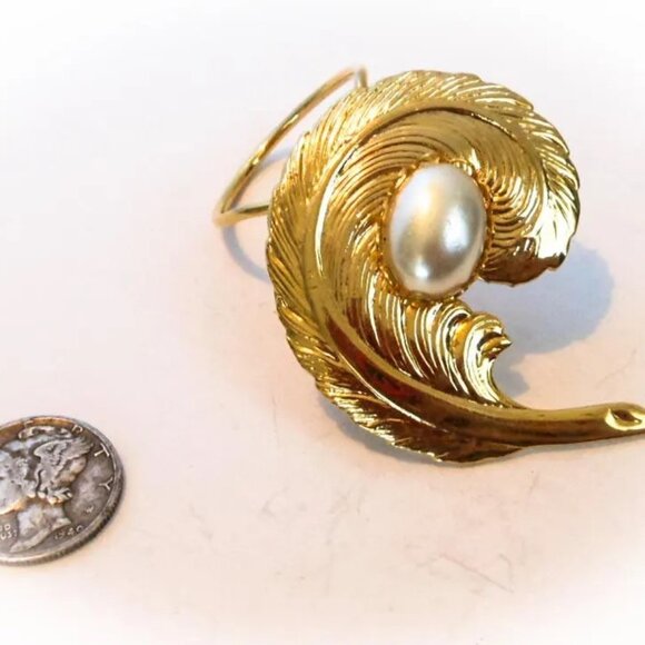 Vintage Jerri-Lou Gold Tone Feather Scarf Clip Faux Pearl - Picture 6 of 6